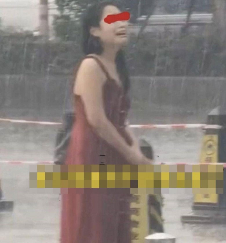 Chồng bán nhà rồi ôm con bỏ đi, vợ khóc nghẹn đứng dưới mưa nhưng ai cũng trách-2