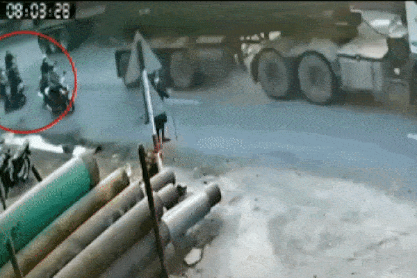 Ôtô mất lái tông hàng loạt xe máy trước chợ dân sinh-1