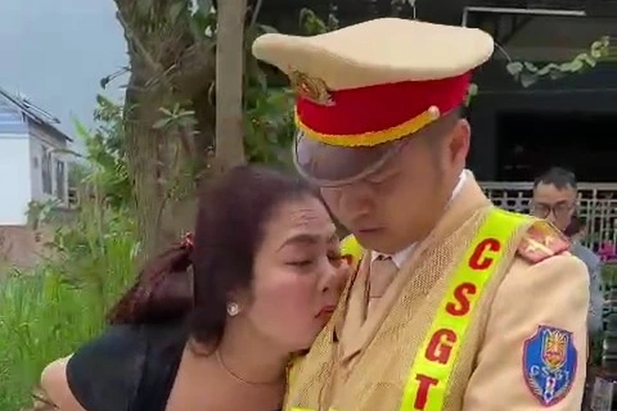 Bắt tạm giam người phụ nữ đòi hôn CSGT đến chết-2