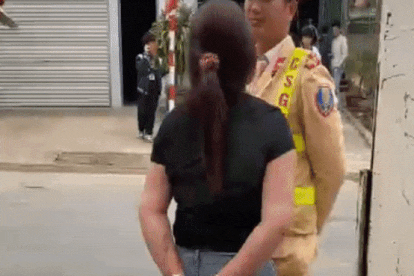 Bắt tạm giam người phụ nữ đòi 'hôn CSGT đến chết'