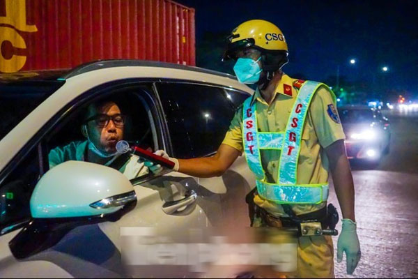 Bị kiểm tra nồng độ cồn, tài xế hất CSGT lên nắp capo bỏ chạy ở Hà Nội-3