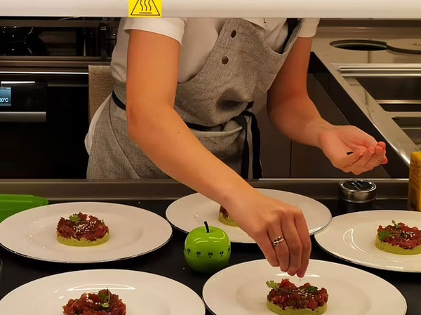 Đầu bếp tiết lộ góc khuất sau công việc lương cao trên du thuyền nhà giàu-4