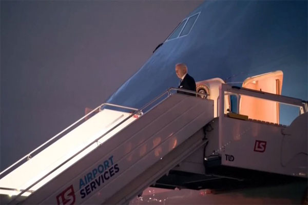 Tổng thống Mỹ Biden vấp ngã khi lên chuyên cơ-2