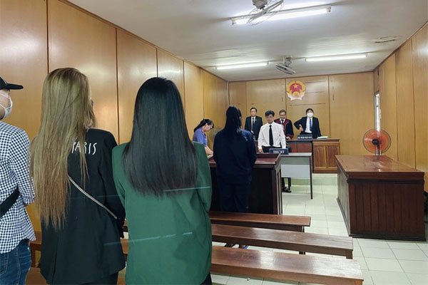 Đua xe lạng lách trên đường, nam học sinh suýt phải trả giá trước đầu ô tô-1