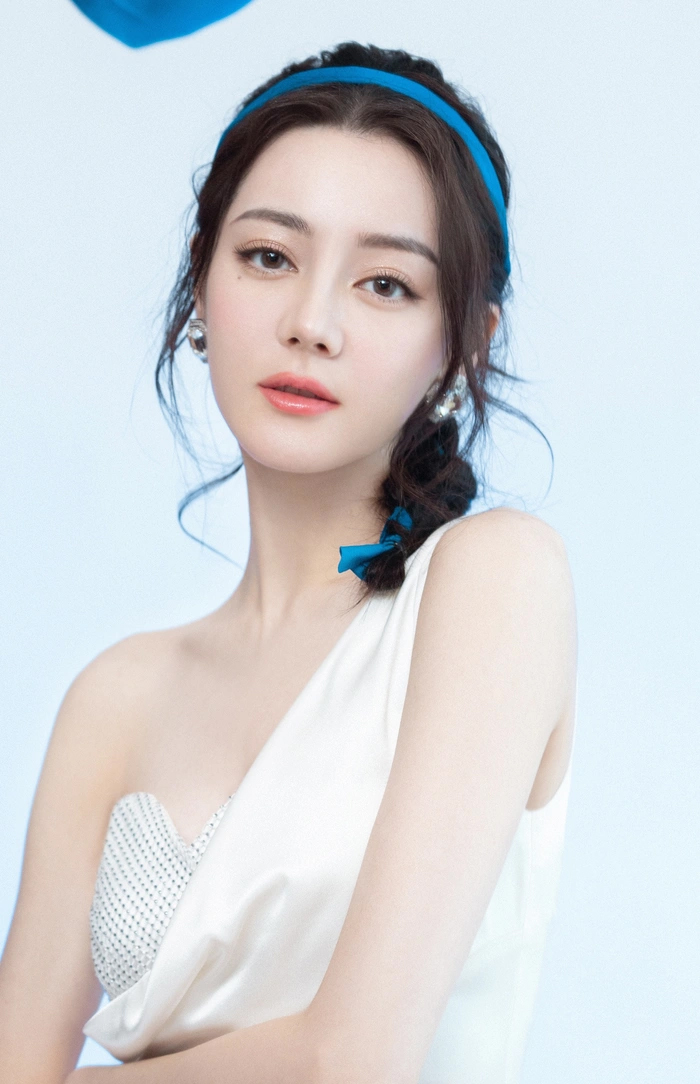 Bí quyết giúp Địch Lệ Nhiệt Ba duy trì làn da trắng mịn không tì vết-1