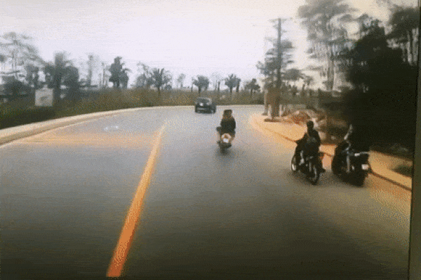 Đua xe lạng lách trên đường, nam học sinh suýt phải trả giá trước đầu ô tô