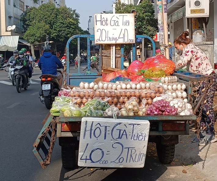 TP HCM: Trứng gà giá rẻ đổ ra đường-1