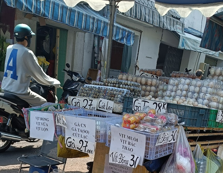 TP HCM: Trứng gà giá rẻ đổ ra đường-3