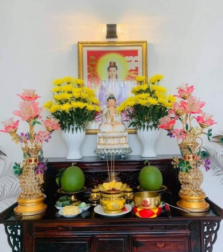 Mùng 1 soạn bàn thờ thắp hương, vừa đặt lọ hoa lên mẹ chồng đã nhăn mặt, tôi đoảng” hay do bà khó tính?-3