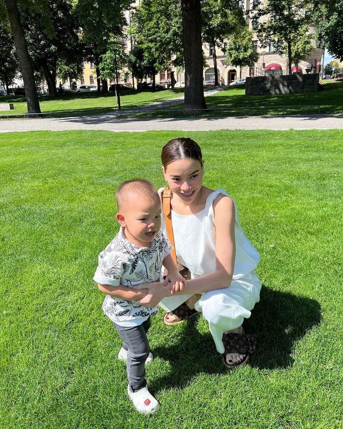 Hà Hồ nghiện dép lê size khủng bố, giá ngỡ ngàng-5