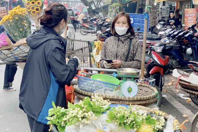 Hoa bưởi đầu mùa tỏa hương khắp phố Hà Nội, giá nửa triệu đồng/kg-4