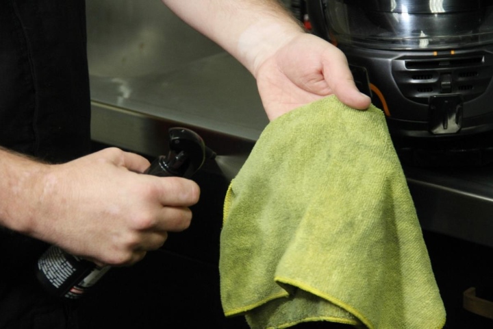 Làm sạch mũ bảo hiểm với 5 bước đơn giản-2