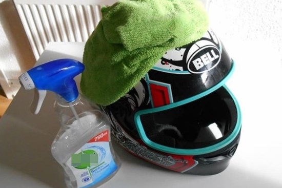 Làm sạch mũ bảo hiểm với 5 bước đơn giản