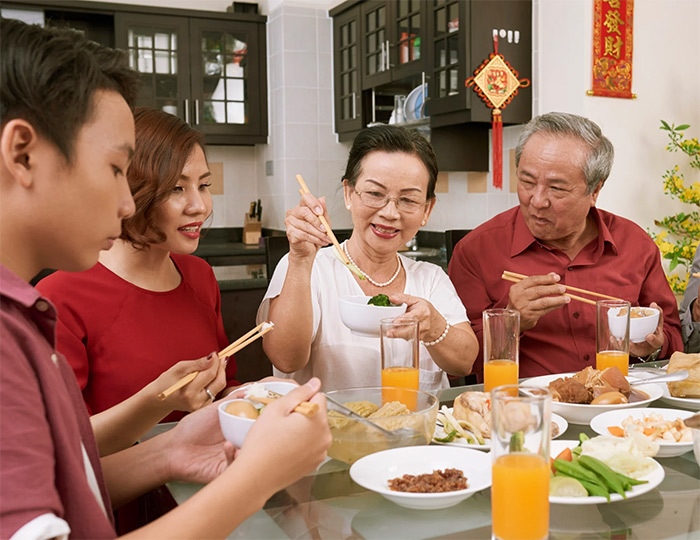 Chàng trai vô duyên hằng ngày đến nhà người yêu ăn chực, đằng gái phải cầu cứu-1