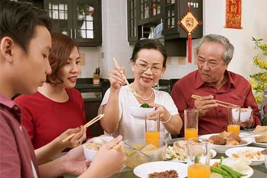 Chàng trai vô duyên hằng ngày đến nhà người yêu ăn chực, đằng gái phải 'cầu cứu'