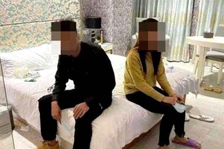 Vào khách sạn mua vui không ngờ gái gọi là vợ, cả hai bị cảnh sát bắt