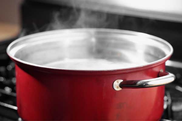 Nghi bị bạn trai cắm sừng, người phụ nữ nổi điên đun nước sôi để trút giận-1