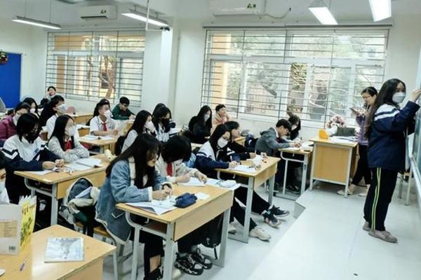 Hàng trăm phụ huynh xếp hàng dài giữa đêm mua hồ sơ lớp 1 cho con-9