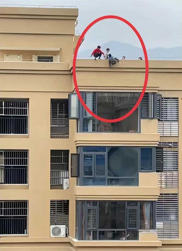Cậu bé 9 tuổi tử vong vì ngã từ tầng 32 xuống mặt đất-1