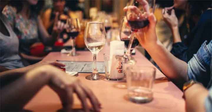 Cô gái đi xem mắt kéo cả nhóm bạn, quý ông bỏ chạy khi thấy số tiền trên hóa đơn-1