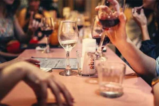Cô gái đi xem mắt kéo cả nhóm bạn, quý ông bỏ chạy khi thấy số tiền trên hóa đơn