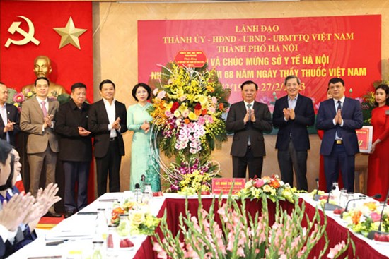 Bí thư Thành ủy Đinh Tiến Dũng chúc mừng Ngành Y tế Thủ đô