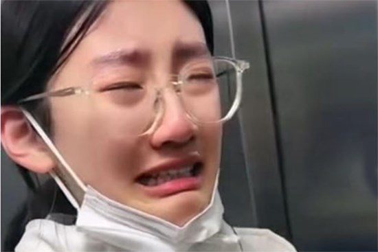 Cảm động đến cùng cực, nữ sinh lớp 10 bật khóc khi biết học phí 1 năm của mình hơn 150 triệu