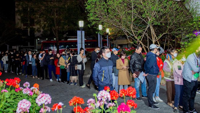 Hàng trăm phụ huynh xếp hàng dài giữa đêm mua hồ sơ lớp 1 cho con-4