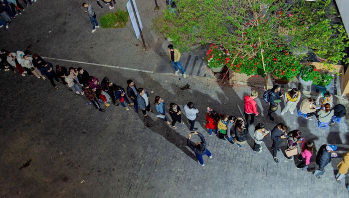 Hàng trăm phụ huynh xếp hàng dài giữa đêm mua hồ sơ lớp 1 cho con-3