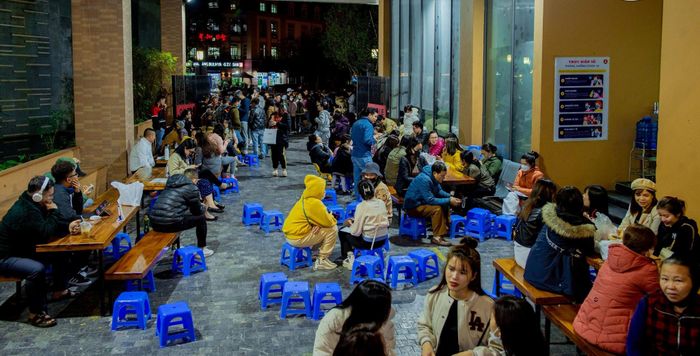 Hàng trăm phụ huynh xếp hàng dài giữa đêm mua hồ sơ lớp 1 cho con-6