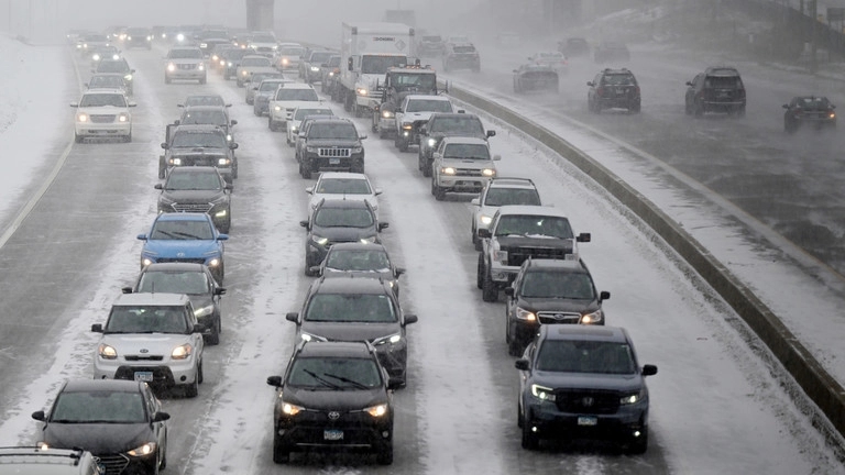 Bão tuyết tại Mỹ: Lính cứu hỏa thiệt mạng, hơn 900.000 khách hàng bị mất điện-1