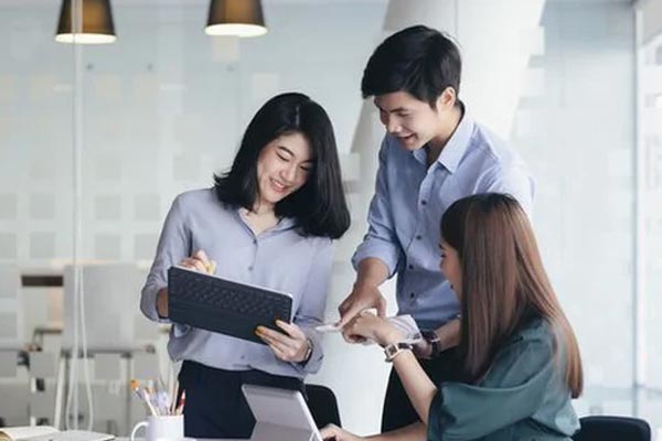 Lương về đúng hẹn, đồng nghiệp bao trà sữa, sáng tắc đường vẫn kịp chấm công: Thế là hạnh phúc!-6