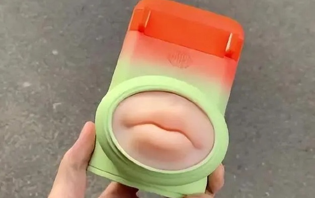 Máy hôn môi kỳ lạ đắt hàng ở Trung Quốc-2