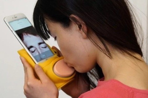 Máy hôn môi kỳ lạ đắt hàng ở Trung Quốc-3