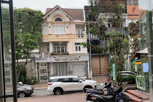 Cảnh sát thu giữ nhiều thùng tài liệu tại nơi ở của bà Hàn Ni-6