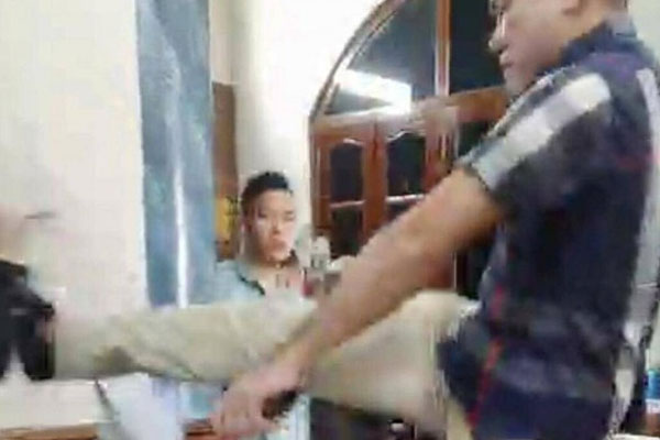 Trưởng phòng công chứng bị người đàn ông đá vào mặt: Tôi bị hành hung nhiều lần-3
