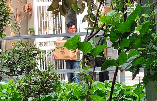 Cảnh sát thu giữ nhiều thùng tài liệu tại nơi ở của bà Hàn Ni-4