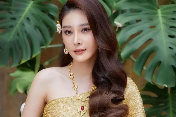 Mẹ diễn viên Chiếc lá cuốn bay nắm tay hai kẻ hại chết con gái rời tòa-4