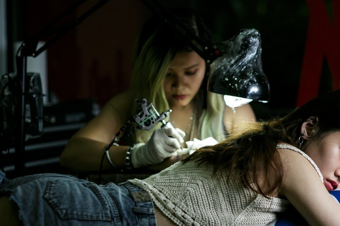 Nhuộm lại tóc, che hình xăm khi về ra mắt nhà người yêu-1