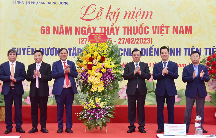 Bí thư Thành ủy Đinh Tiến Dũng thăm, chúc mừng Bệnh viện Phụ sản Trung ương-1
