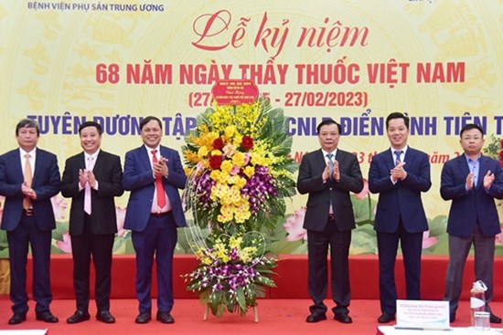 Bí thư Thành ủy Đinh Tiến Dũng thăm, chúc mừng Bệnh viện Phụ sản Trung ương