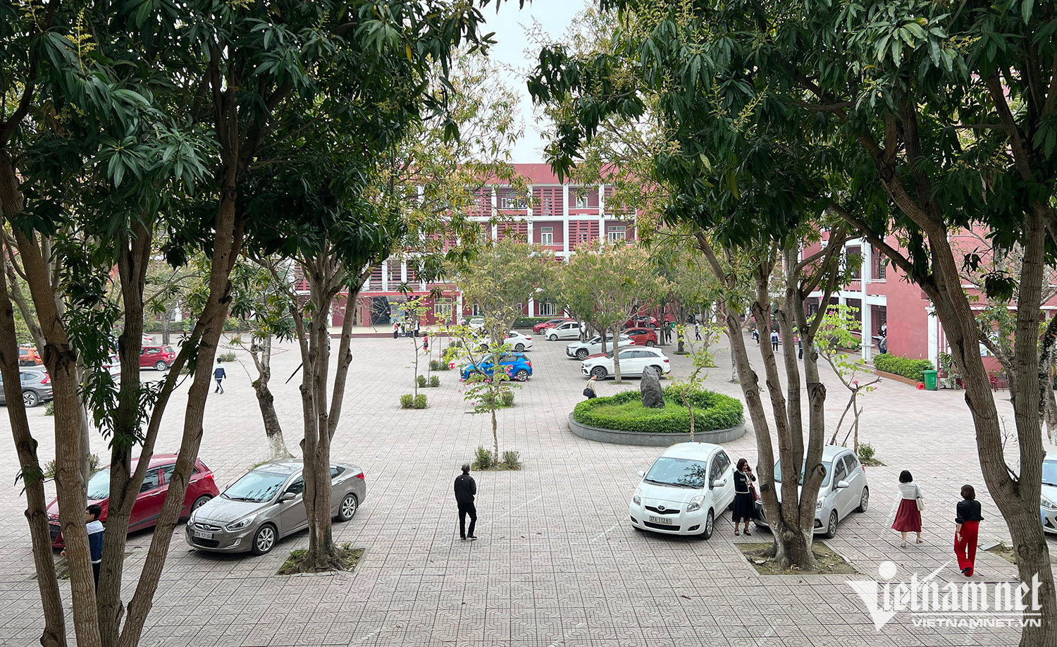 Cô giáo bắt học sinh đứng 45 phút vì mâu thuẫn khoản 1,2 triệu tài trợ giáo dục”-2