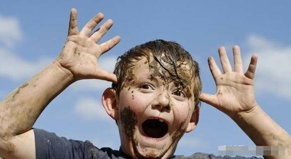 Mua gà con về để nuôi lớn, người mẹ té ngửa vì hành động bất ngờ của cậu con trai 3 tuổi-1