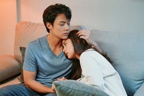 Định tìm đồ ăn đêm, tôi tái mặt khi thấy đống bát đĩa vỡ dưới nền nhà