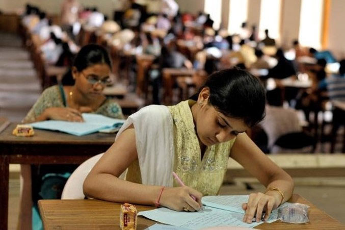 Chàng trai ngất xỉu vì thi chung phòng với 500 nữ sinh-1