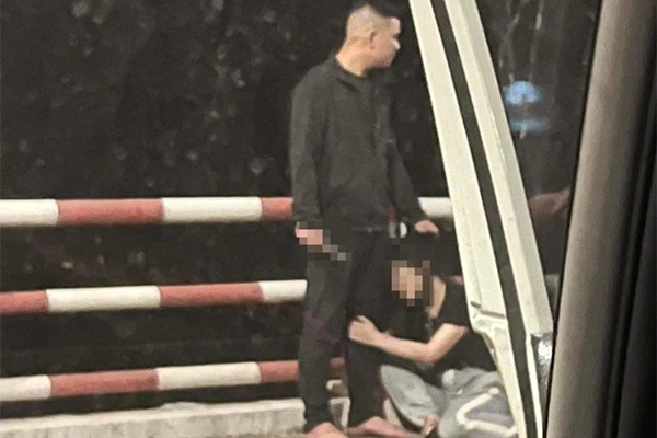 6 cảnh sát giải cứu người đàn ông kẹt tay trong thang máy-2