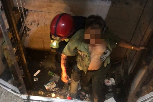 Bà cố gắng giải cứu cháu gái bị mắc kẹt trong thang máy ở Hà Nội-3