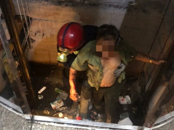 6 cảnh sát giải cứu người đàn ông kẹt tay trong thang máy-1
