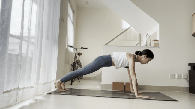 8 động tác yoga siết cơ bụng, giúp chị em có vòng bụng săn chắc ngay tại nhà-8
