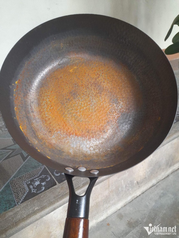 Mua chiếc chảo nấu mọi thứ đen như mực, sao phải im lặng chịu đựng?-1